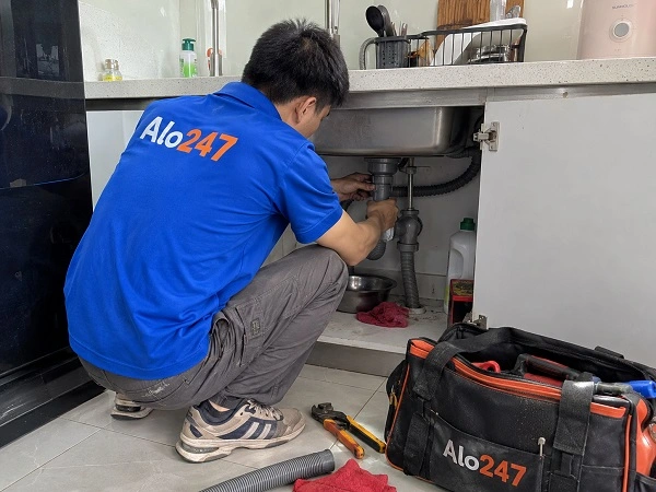 Thợ alo247 đang sửa đường ống nước tại Lĩnh Nam