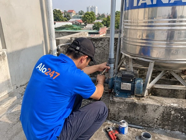 Thợ alo247 đang sửa ống nước tại Ba Đình
