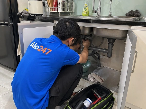 Thợ alo247 đang sửa ống nước tại Bạch Mai