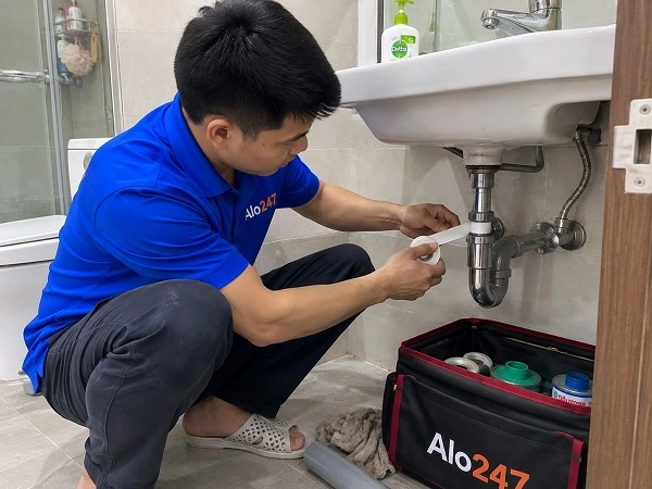 Thợ alo247 đang sửa ống nước tại Bồ Đề