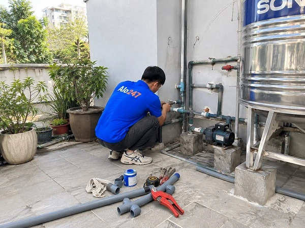 Thợ alo247 đang sửa ống nước tại Cầu Giấy