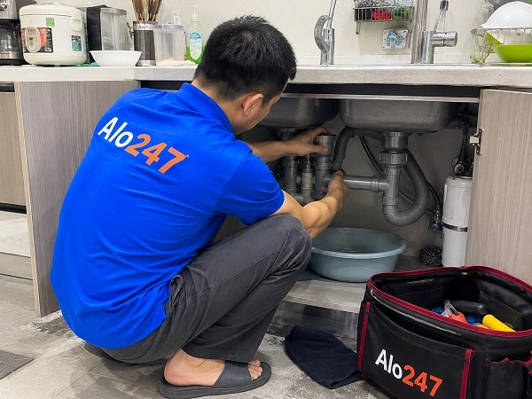 Thợ alo247 đang sửa ống nước tại Đại Mỗ