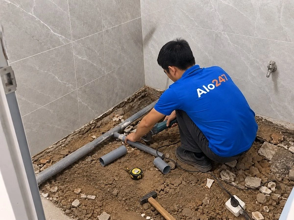 Thợ alo247 đang sửa ống nước tại Đống Đa