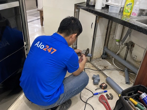 Thợ alo247 đang sửa ống nước tại Giảng Võ