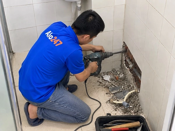 Thợ alo247 đang sửa ống nước tại Hai Bà Trưng