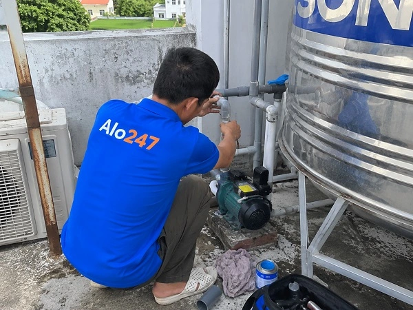 Thợ alo247 đang sửa ống nước tại Hoàn Kiếm