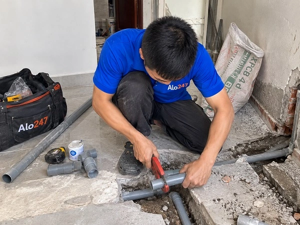 Thợ alo247 đang sửa ống nước tại Hồng Hà