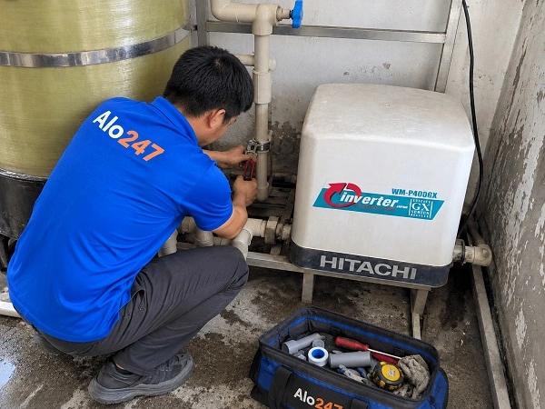 Thợ alo247 đang sửa ống nước tại Kim Liên