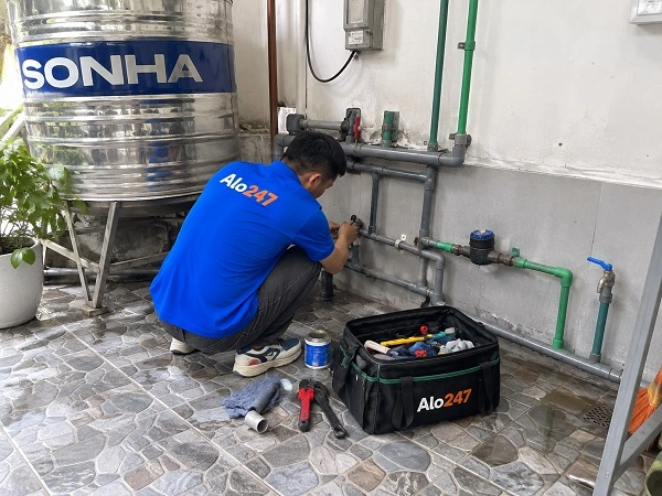 Thợ alo247 đang sửa ống nước tại Nghĩa Đô