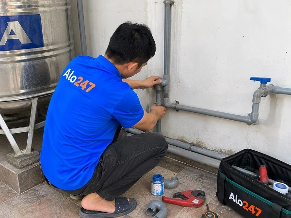 Thợ alo247 đang sửa ống nước tại Phú Diễn