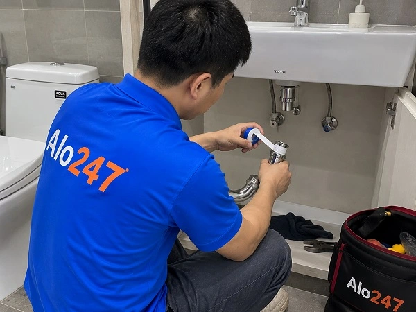 Thợ alo247 đang sửa ống nước tại Phú Thượng