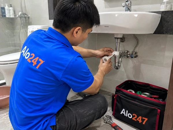 Thợ alo247 đang sửa ống nước tại Phúc Lợi