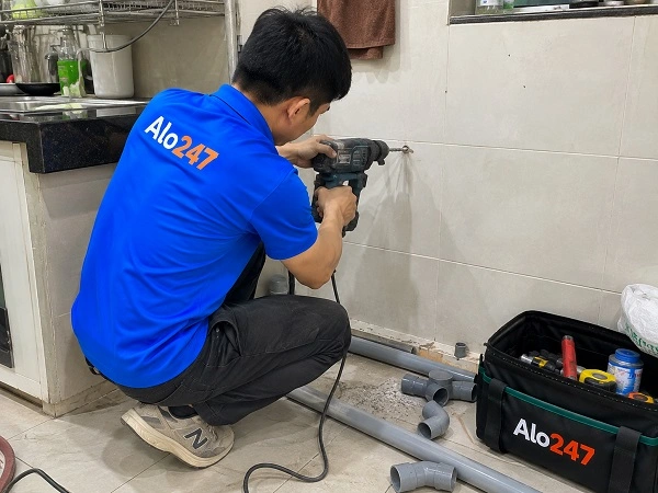 Thợ alo247 đang sửa ống nước tại Tây Hồ