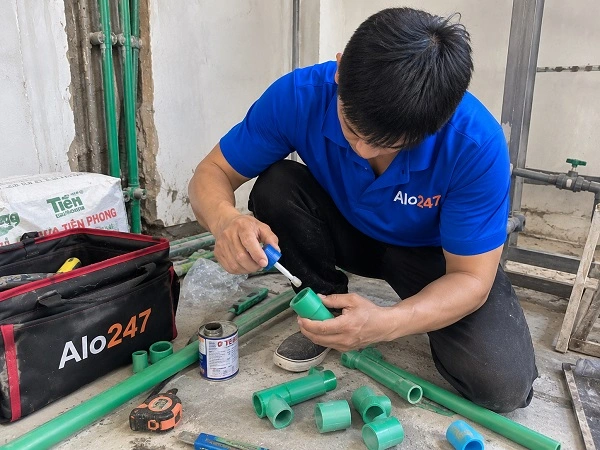 Thợ alo247 đang sửa ống nước tại Tây Mỗ