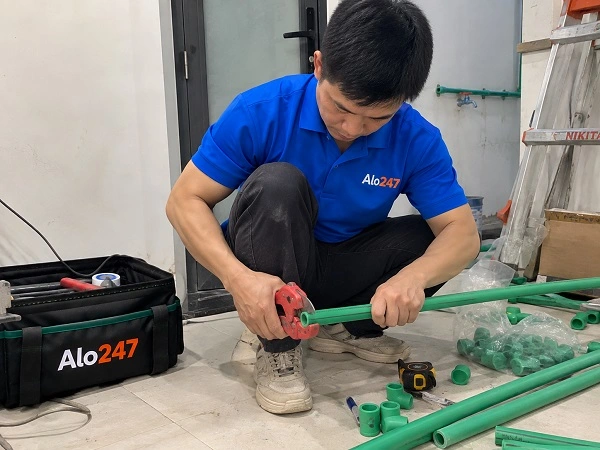 Thợ alo247 đang sửa ống nước tại Tây Tựu
