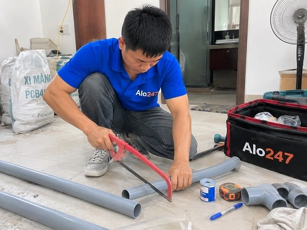 Thợ alo247 đang sửa ống nước tại Thanh Liệt