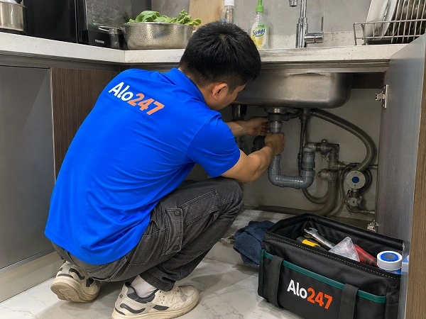 Thợ alo247 đang sửa ống nước tại Từ Liêm