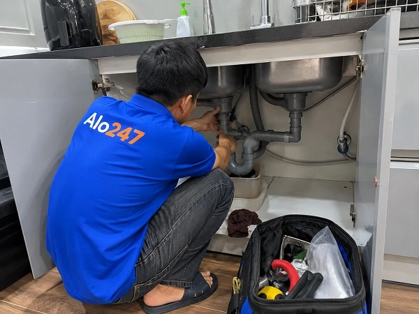 Thợ alo247 đang sửa ống nước tại Vĩnh Tuy