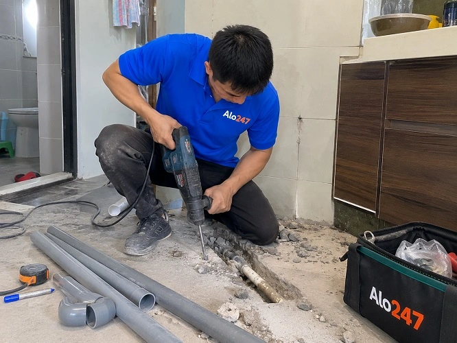 Thợ alo247 đang sửa ống nước tại Xuân Phương