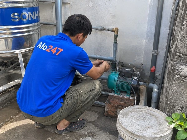 Thợ alo247 đang sửa ống nước tại Yên Hoà