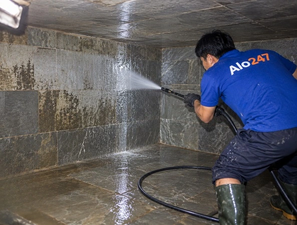 Thợ alo247 đang thau rửa bể nước ngầm tại Hà Đông