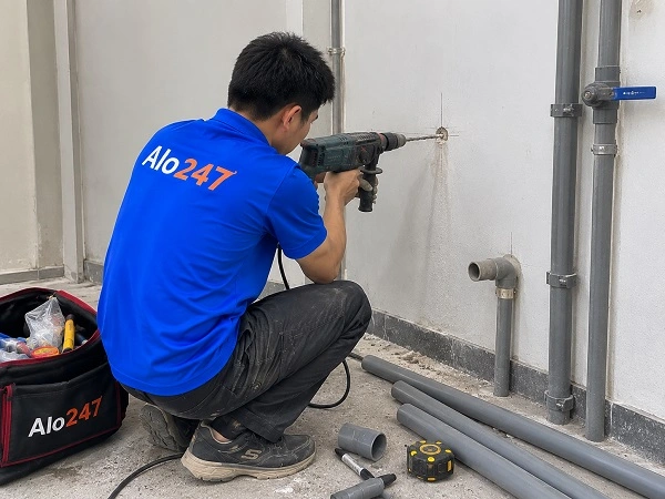 Thợ alo247 đang thi công đi lại đường nước