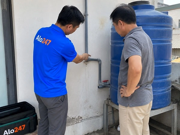 Thợ alo247 đang trao đổi phương án đi lại đường nước cho khách hàng