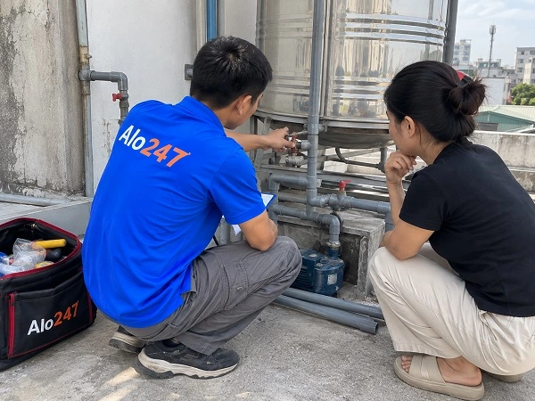 Thợ alo247 đang tư vấn cho khách hàng phương án khắc phục sự cố nước