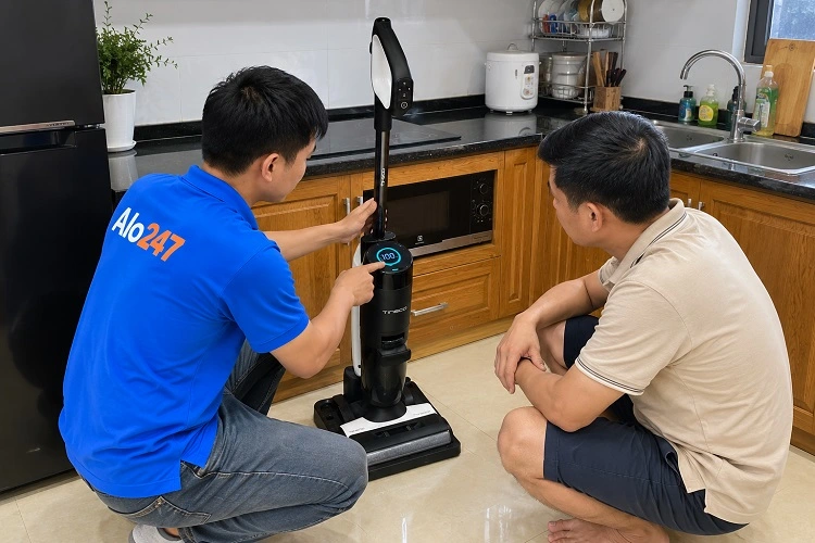 Thợ alo247 kiểm tra lỗi và tư vấn phương án sửa chữa máy lau nhà cho khách hàng