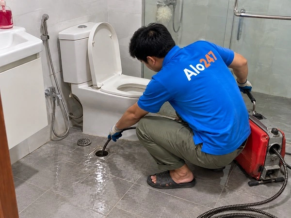 Thợ alo247 thông tắc cống bằng máy lò xo chuyên dụng tại Chùa Bộc