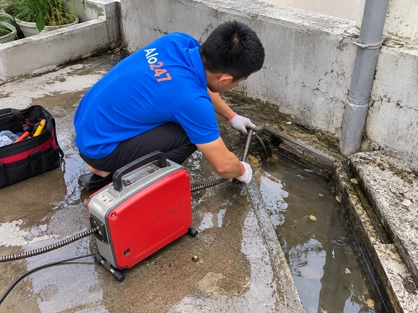 Thợ alo247 thông tắc cống bằng máy lò xo chuyên dụng tại Khương Trung
