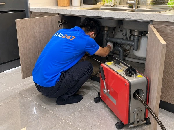 Thợ alo247 thông tắc cống bằng máy lò xo chuyên dụng tại Quang Trung