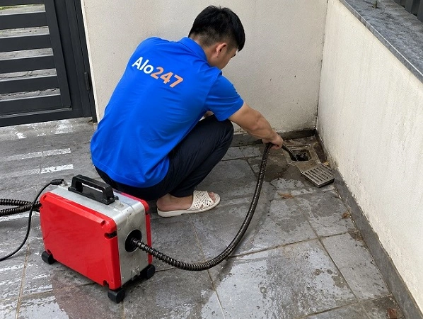 Thợ alo247 thông tắc cống bằng máy lò xo tại An Khánh
