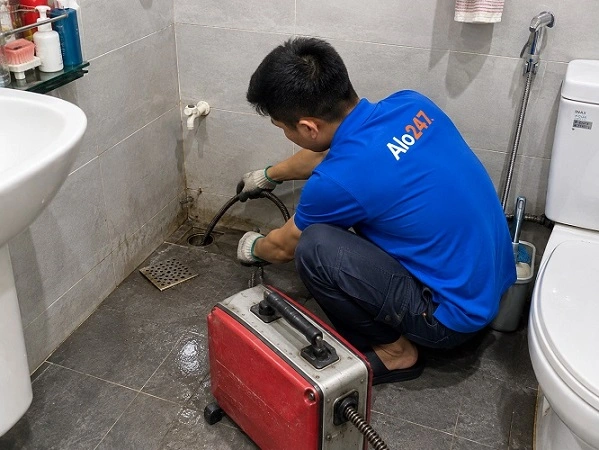 Thợ alo247 thông tắc cống bằng máy lò xo tại Mỹ Đình