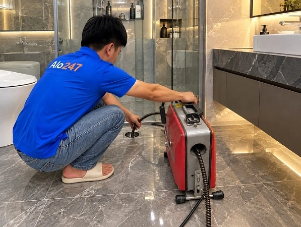 Thợ alo247 thông tắc cống bằng máy lò xo tại Royal City
