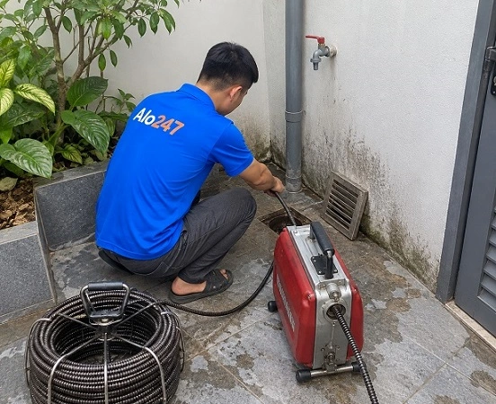 Thợ alo247 thông tắc cống bằng máy lò xo tại Trung Hoà Nhân Chính