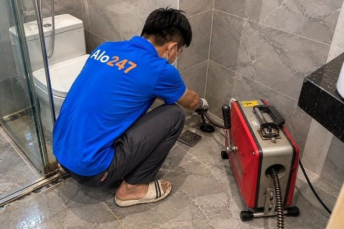 Thợ alo247 thông tắc cống bằng máy lò xo tại Xa La