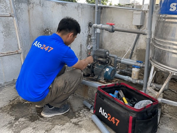 Thợ alo247 xử lý lỗi máy bơm bị hở khớp nối, chảy nước.