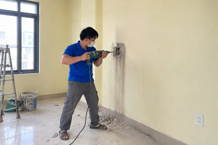 Thợ alo247 đang đục tường cải tạo hệ thống điện
