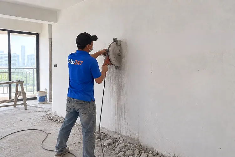 Thợ alo247 đang thi công dịch vụ cắt tường nhà