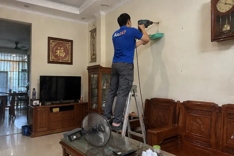 Thợ alo247 khoan tường treo quạt tại nhà khách hàng