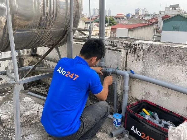 Thợ alo247 đang sửa ống nước tại Gia Lâm