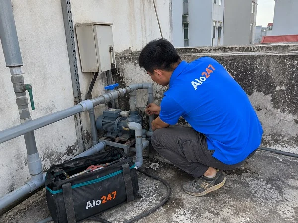 Thợ alo247 đang sửa ống nước tại Mê Linh