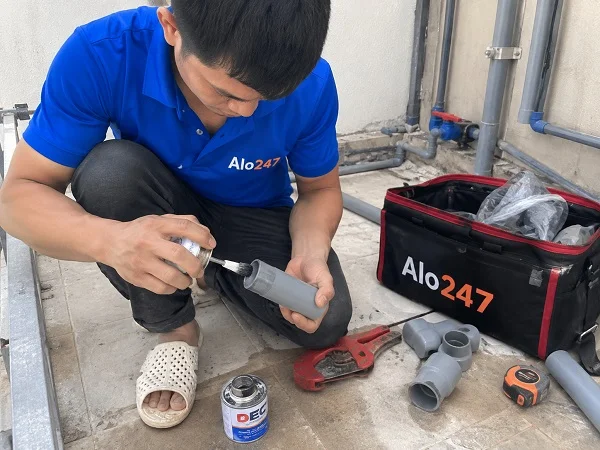 Thợ alo247 đang sửa ống nước tại Sóc Sơn