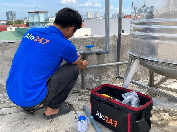 Thợ alo247 đang sửa ống nước tại Yên Nghĩa