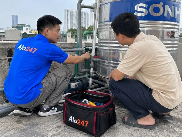 Thợ alo247 đang tư vấn phương án sửa ống nước cho khách hàng tại Kiến Hưng
