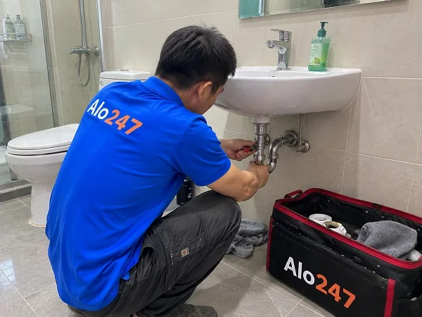 Thợ Alo247 sửa lavabo bị rò rỉ nước