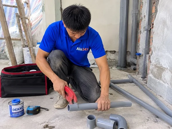 Thợ alo247 ống nước cắt ống PVC để đi lại đường ống nước
