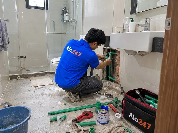 Thợ alo247 đang sửa ống nước tại Dương Nội