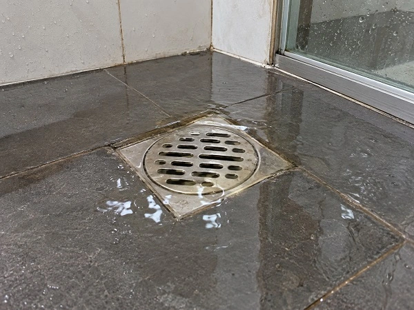 Sàn phòng tắm tắc ngập nước quanh cống thoát sàn